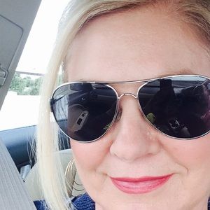 Meet your Posher, Elle!